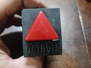 1U0953235B WŁĄCZNIK ŚWIATEŁ AWARYJNYCH SKODA