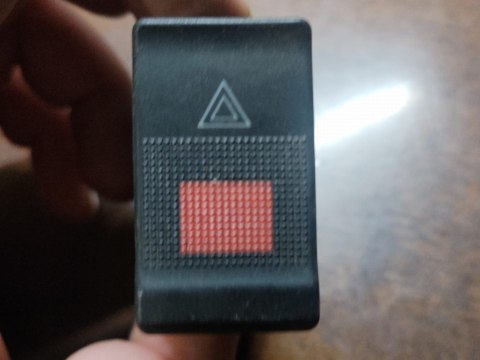 4A0941509 WŁĄCZNIK ŚWIATEŁ AWARYJNYCH AUDI A4 C4