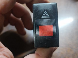 8D0941509C WŁĄCZNIK ŚWIATEŁ AWARYJNYCH AUDI A4 B5 97R