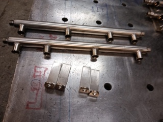 Listwy paliwa Mercedes M116 V8