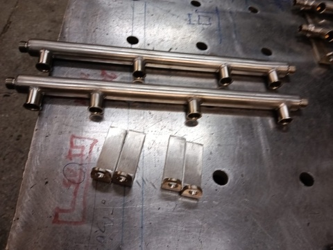 Listwy paliwa Mercedes M116 V8